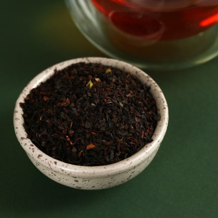 The set is “first in everything”: black tea with bergamot 100 g, french press-1