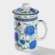 Ceramic mug with a lid and sieve 
