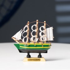 Souvenir Small Small “Arkham”, green sides with a yellow strip, white sails, 3 × 10 × 10 cm