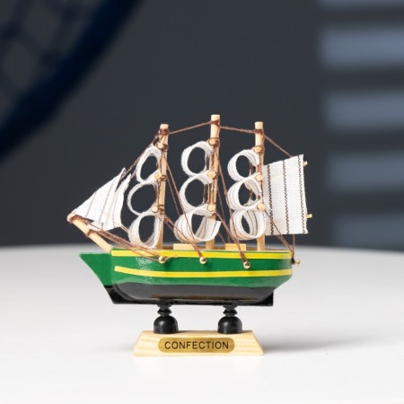 Souvenir Small Small “Arkham”, green sides with a yellow strip, white sails, 3 × 10 × 10 cm