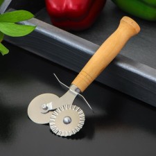 Knife for pizza and dough the double share 