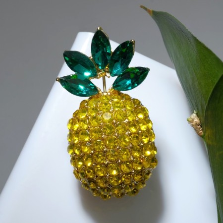 Brooch "Pineapp" Bright, yellow-green color in gold