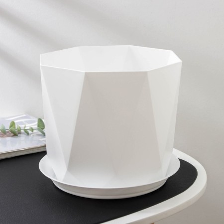 Pot for flowers with a prize pallet, 4.7 l, white color