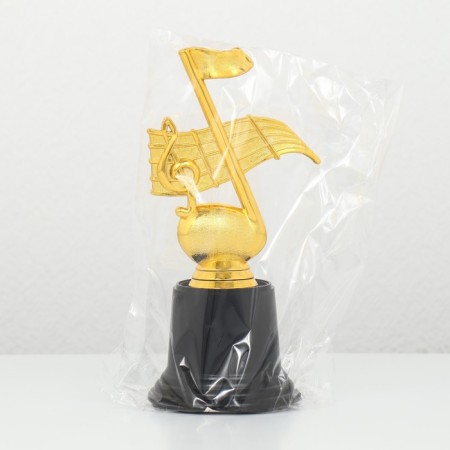 The reward figure "note", the plastic stand is black, gold, 16 x 8 x 7 cm.-6