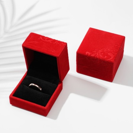 The case is velvet under the ring "Patterns", 6 × 6, the color is red, the insert is black-1