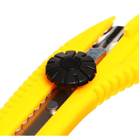 Chancellery knife 18 mm, plastic, with a roller lock, TOP-6