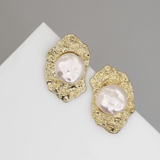 Earrings with pearls 
