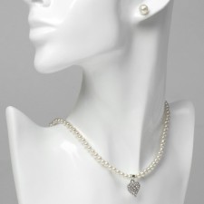 Set 2 objects: earrings, necklace 
