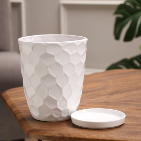 Flower pot with a pallet 2.2 l, white ceramics, honeycomb (m)-1