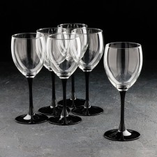 A set of glass glasses for the wine 