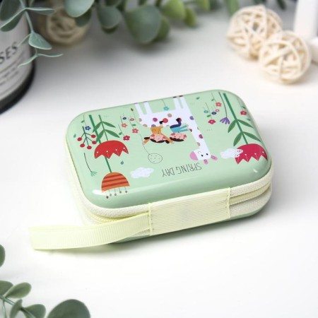 Board Metal with a zipper "Children on the giraffe" 9x6.5x3.3 cm-4