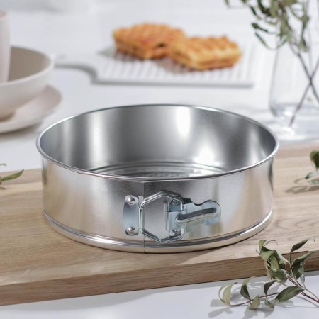 The uniform for baking is the valve "Circle. Fabian ", D = 23 cm