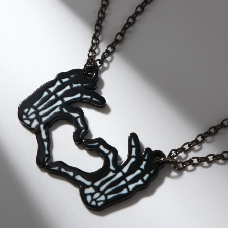 A pendant on a chain of "sin" 9 x 12.4 cm-2