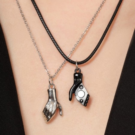 Kulons "Uzolnutinok" on the magnet, handshake, black-silver color, 52 cm-4