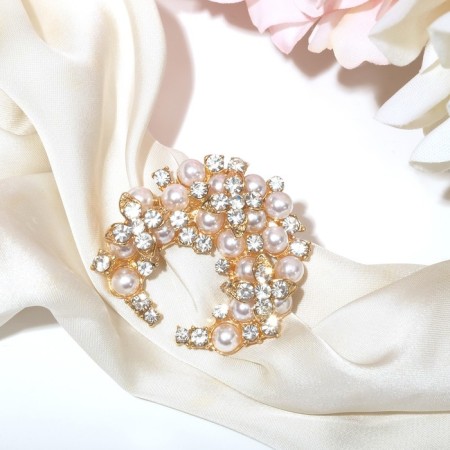 Clutch for the scarf "Pearl inflorescence", the color is white in gold