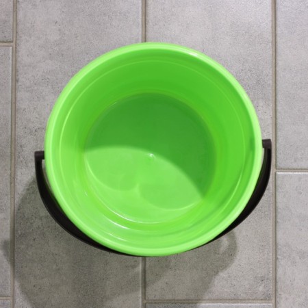 The bucket is round, 5 l, d = 22 cm, h = 19.5 cm, color mix-3