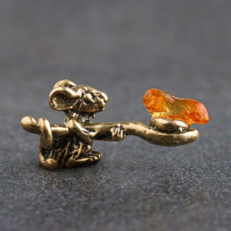 A purse souvenir "Mouse with a full spoon", with natural amber