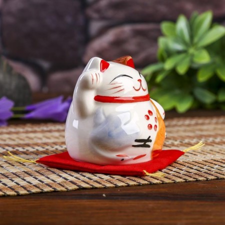 Souvenir Cot Pigger Ceramics "Maneki-Neko with a fish on the pillow" 6.5x7.5x6.3 cm-1