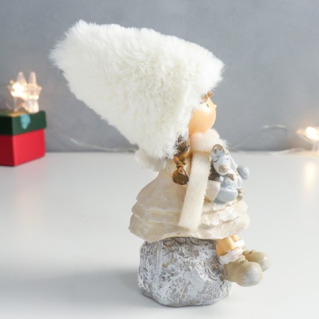 Polystone souvenir "Girl in a fluffy hat with a poodle" 7x10x17.5 cm-1