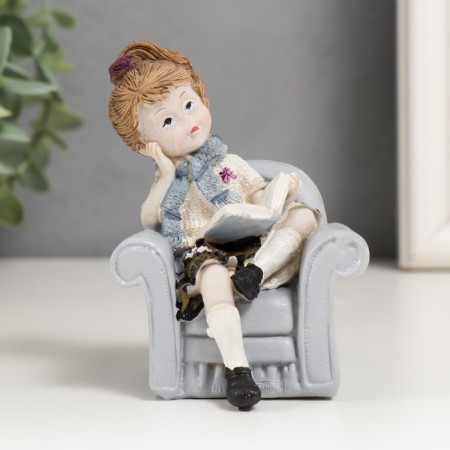 Polystone souvenir "Baby in an armchair with a book/bear" mix 10x7x7 cm-1