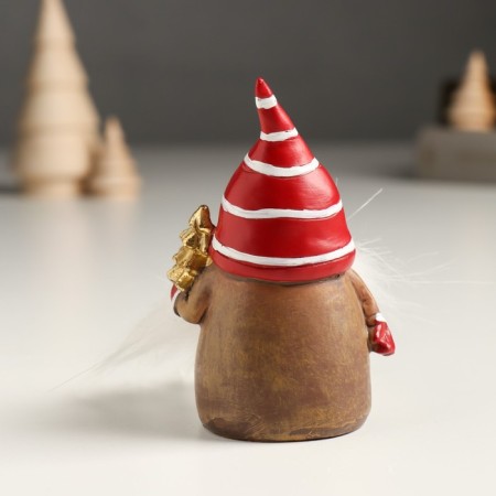 Polystone souvenir "Dwarf in a red cap with a Christmas tree/gift" mix 4x4x8 cm-3