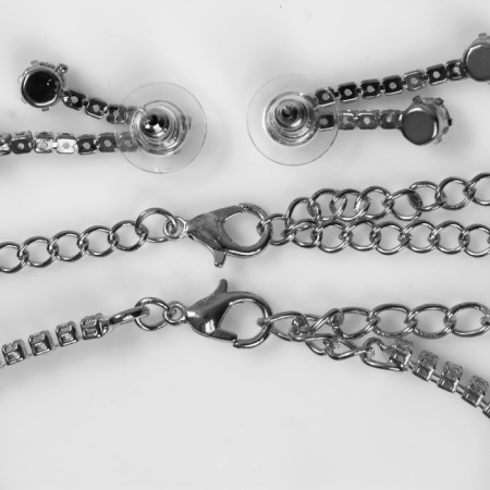 Set 4 objects: earrings, necklaces, bracelet, jacqueline ring, 2 threads, white color in silver-1