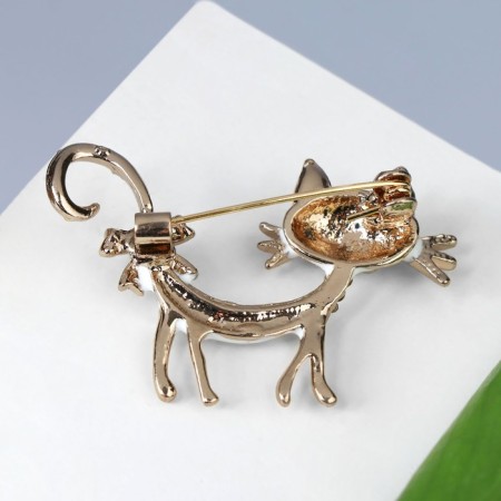Brooch "Cat" flirty with a bow, the color is white in coffee gold-1