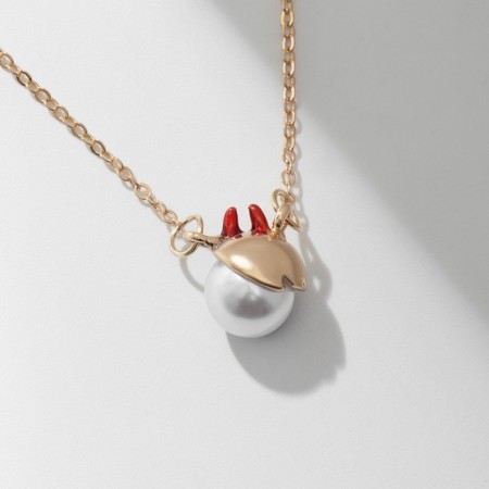 Japan's pendant and cheurtic, white-red color in gold