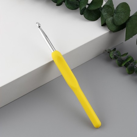 Knitting hook, with a plastic handle, d = 5.5 mm, 14 cm, yellow color