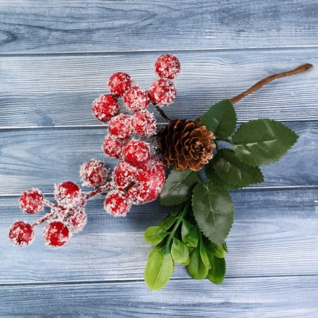 Decor "Winter Dreams" Berries holy lumps leaves 18 cm