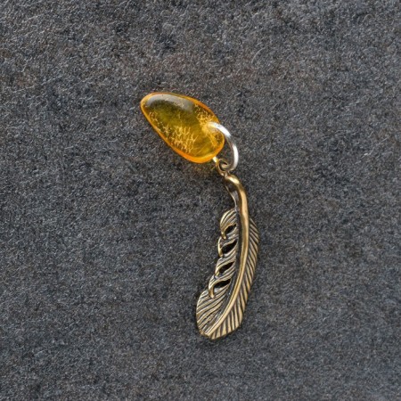 Flying-Malisman "Perse", natural amber