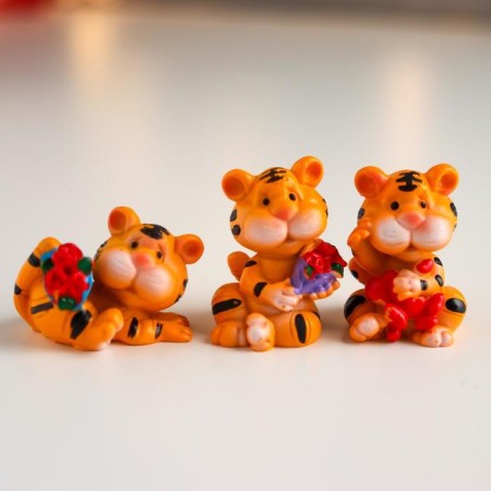 Polystone souvenir "Little Tiger with Flowers" MIX 4x3x3 cm