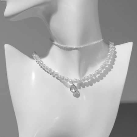 The chocker-colester multi-layer "bead" pearl, white color in silver
