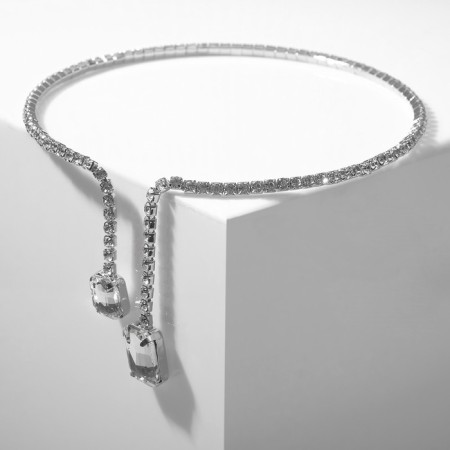 The necklace "Jewel" is a circle, white color in silver-1
