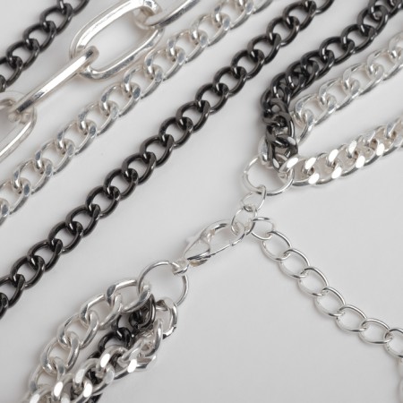 The beads "chain" are a square pearl in the cut, the color is black and white in silver, 53 cm-1