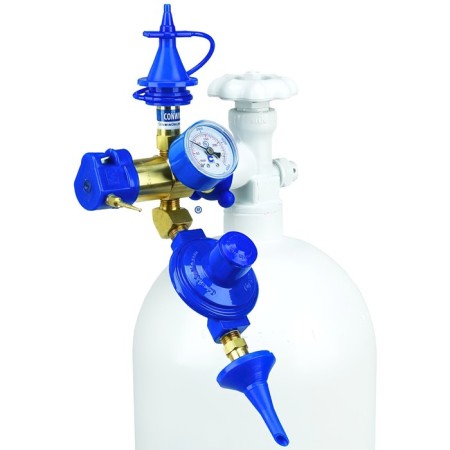 Nozzle with a pressure gauge and 2 valves of a smooth press, 1 with a check valve, 2 without a valve