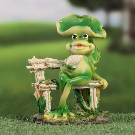 Garden figure "Frog on the bench" 7x13x19cm /// Mix-1