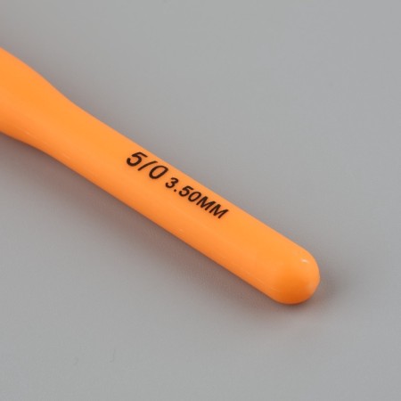 Knitting hook, with a plastic handle, d = 3.5 mm, 14 cm, color mix-4