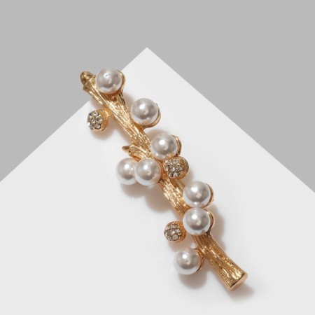 Brooch "Victor" with pearls, the color is white in gold