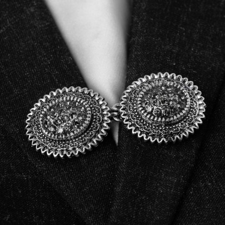 Cardigan clamp "Oval" in the frame, the color is gray in black silver
