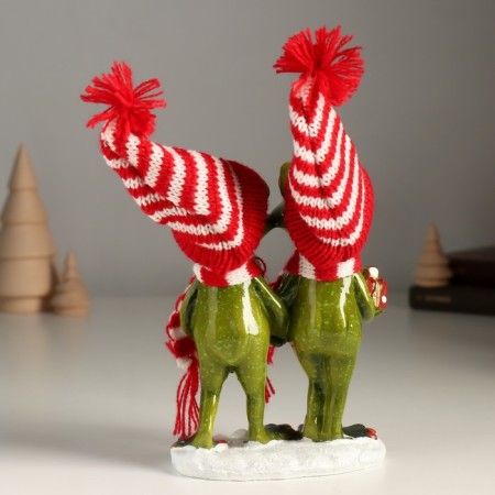 Souvenir Polystone Lac "two frogs in hats and scarves with a gift" 10.5x5x19 cm-2