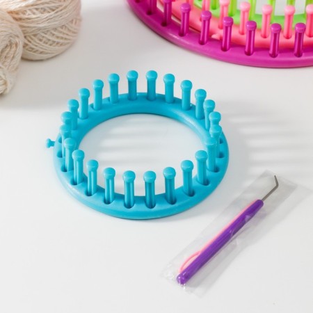 A set of knitting devices 4 pcs d = 13, 18, 23 and 28 cm+4 tools d/manufacturing pompons-1