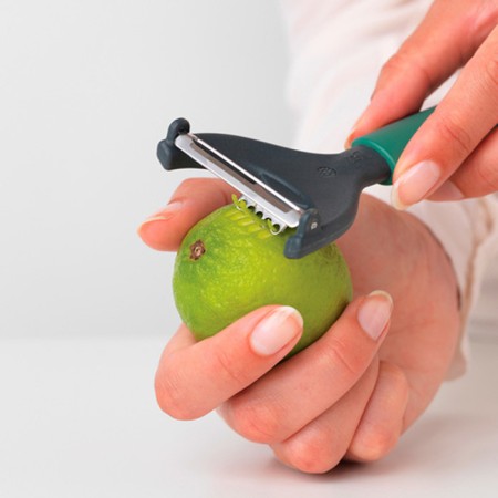 Vegetable cleaning with a knife for zesta Brabantia Tasty+-3