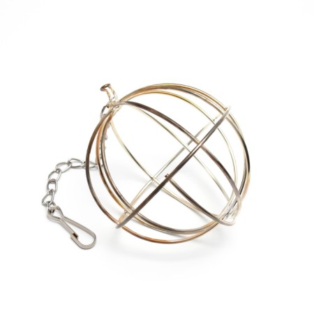 The hay feeder is a metal sphere, 8 x 8 x 15 cm-4