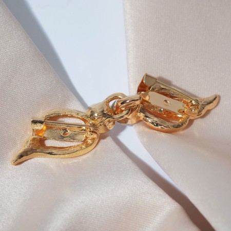 Cardigan clamp "Waves", white color in gold-3