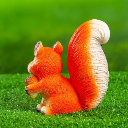 Garden figure "Squirrel with acorns" 13x9x14cm-1
