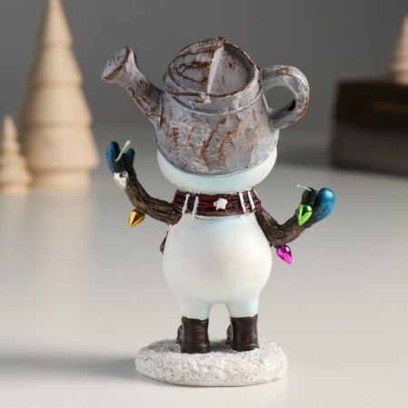 Polystone souvenir "Snowman with a watering can on his head, holds a garland" 8x6x11.5 cm-2