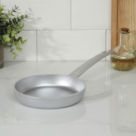 Pan, d = 18 cm, aluminum handle