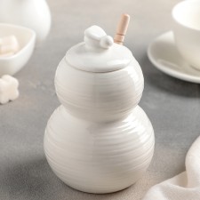 The capacity with a spoon Porcelain for honey of the Dolyan 
