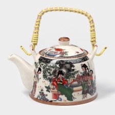 Keramic teapot with a metallic sieve 